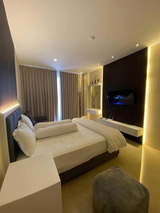 Nagoya Thamrin Apartment High Floor With View 외부 사진